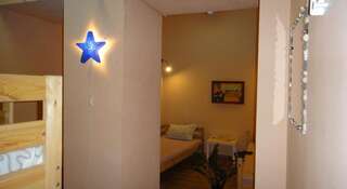 Гостиница The Best Хостел Иркутск Иркутск Двухместный номер эконом-класса с 1 кроватью или 2 отдельными кроватями и общей ванной комнатой-2